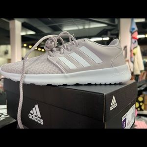 Adidas sneakers size 71/2 and 8 black and light pink! Very classy and comfortabl